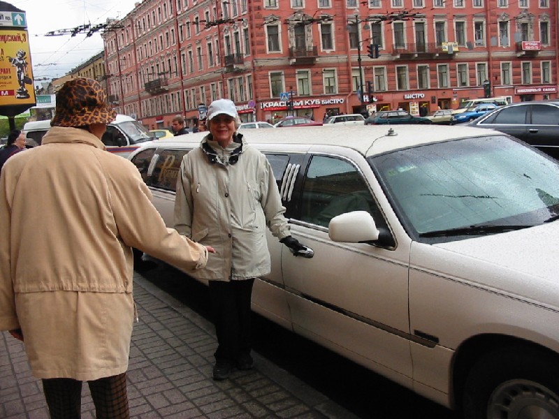 C20040515012-Aila_limousinen_kahvassa.jpg