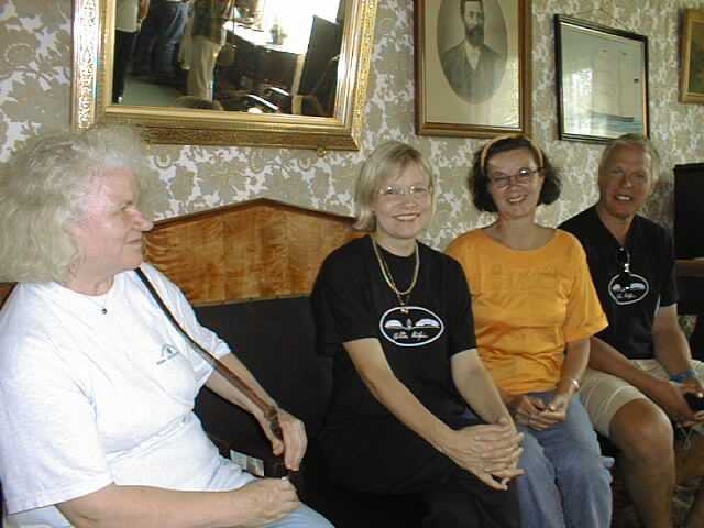 A20000722021-KurkiAili-Salla-KariAulikki-TuhtiMatti-AlastalonSohvalla.jpg